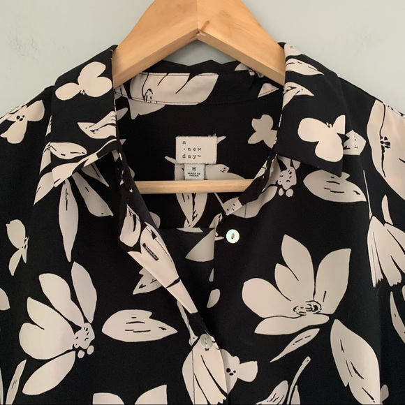A New Day Black and White Floral Buttonup - Picture 2 of 11
